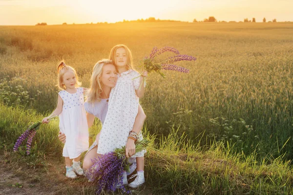 Madre Dos Hijas Pequeñas Para Caminar Campo Atardecer — Foto de Stock