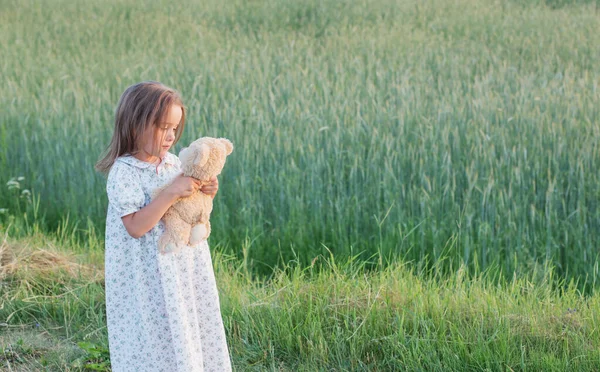 Petite Fille Avec Ours Peluche Dans Champ — Photo