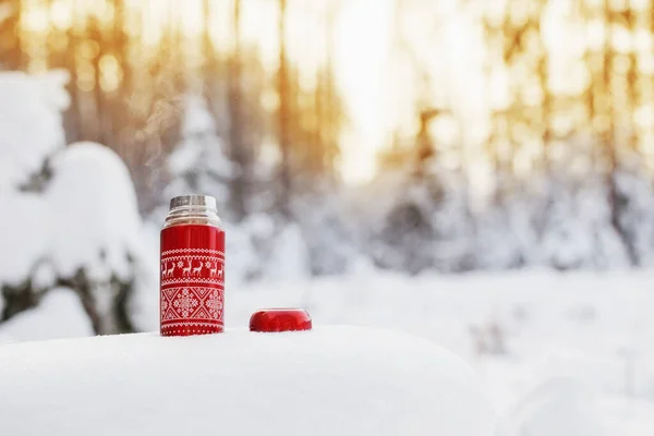 Tea Piros Termoszban Téli Erdőben — Stock Fotó