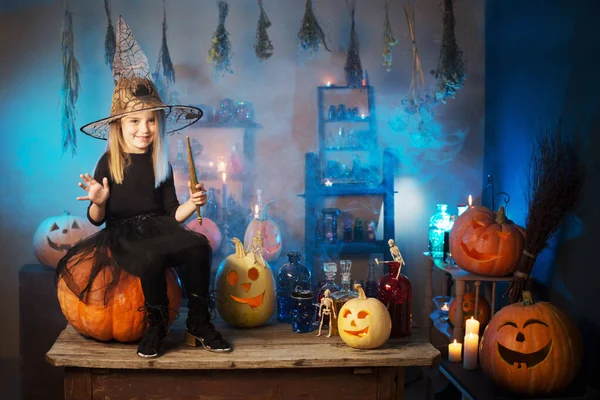 Krásná Malá Čarodějnice Halloweenskou Dekorací — Stock fotografie