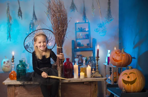 Belle Petite Sorcière Aux Décorations Halloween — Photo