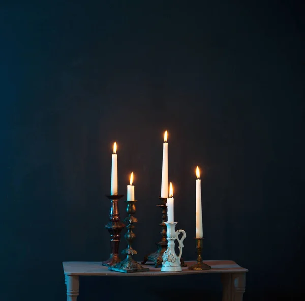 Castiçais Com Velas Chamas Fundo Azul Escuro — Fotografia de Stock