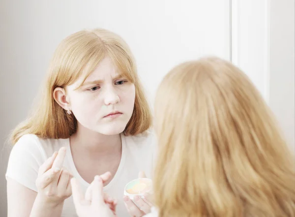 Menina Adolescente Examina Acne Rosto Frente Espelho — Fotografia de Stock