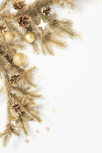 Золотые Рождественские Украшения Белом Фоне — стоковое фото