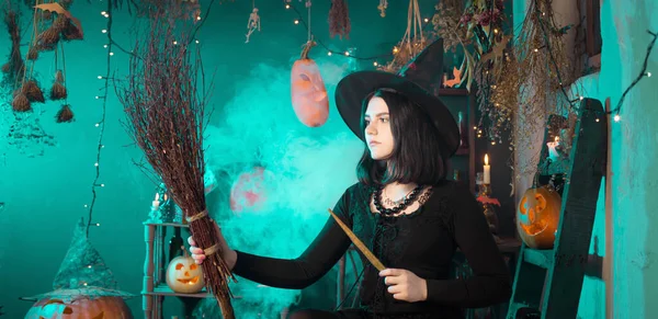 Mladé Čarodějnice Kouzlí Během Halloweenu Doma — Stock fotografie