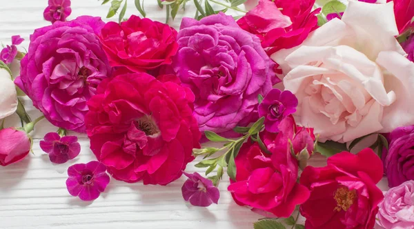 Rosa Und Rote Rosen Auf Weißem Holzhintergrund — Stockfoto