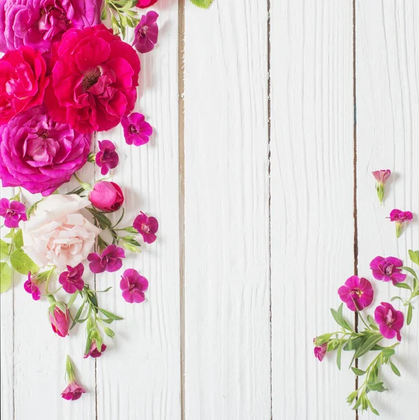 Rosa Rosas Vermelhas Sobre Fundo Madeira Branco — Fotografia de Stock