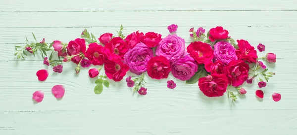 Rosas Rosadas Rojas Sobre Fondo Madera Verde —  Fotos de Stock