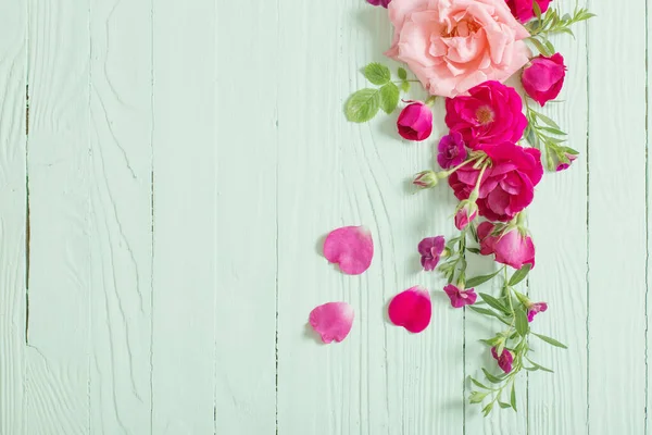 Rosas Rosadas Rojas Sobre Fondo Madera Verde —  Fotos de Stock