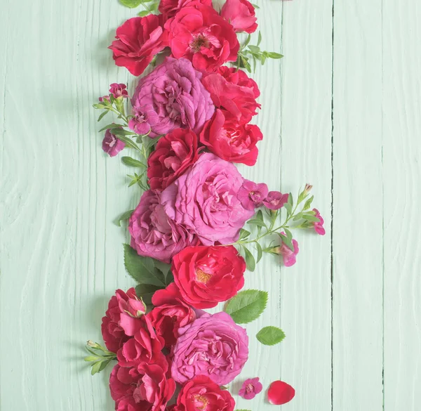 Rosa Rosas Vermelhas Fundo Madeira Verde — Fotografia de Stock