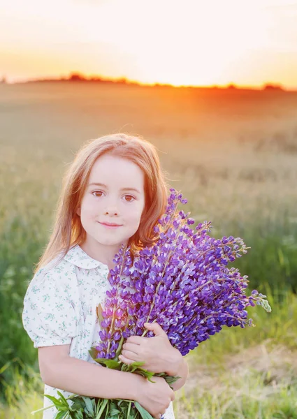 Mooi Klein Meisje Met Boeket Bloemen Bij Zonsondergang — Stockfoto