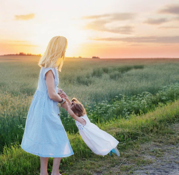 Lycklig Mor Och Dotter Sommarfältet — Stockfoto