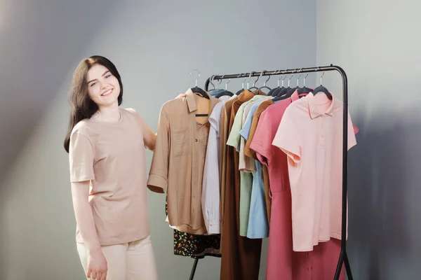 Menina Lado Roupas Verão Cabide Casa — Fotografia de Stock