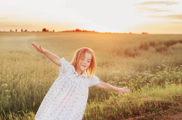 Beautiful Little Girl Background Field Sunset — Stock Photo, Image