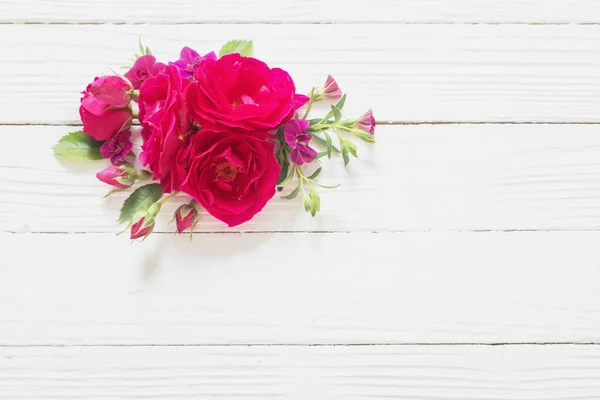 Rosa Rosas Vermelhas Sobre Fundo Madeira Branco — Fotografia de Stock