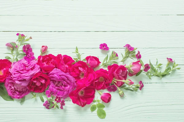 Rosas Rosadas Rojas Sobre Fondo Madera Verde — Foto de Stock