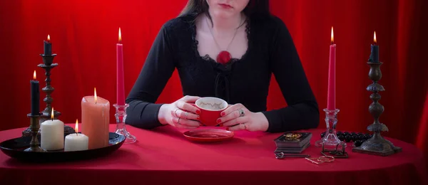 Młoda Dziewczyna Czarnej Sukience Zajmuje Się Wróżeniem Kawie Czerwonym Tle — Zdjęcie stockowe