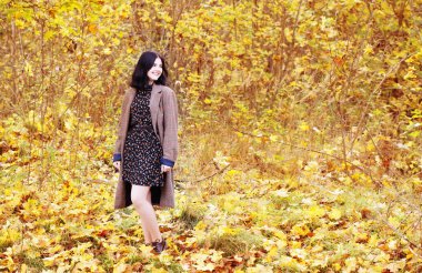 Güz parkındaki güzel esmer kız.