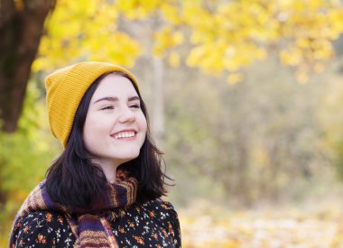 Güz parkındaki güzel esmer kız.