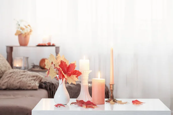 Velas Encendidas Con Decoración Otoño Mesa Blanca Casa —  Fotos de Stock