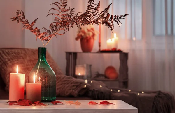 Brennende Kerzen Mit Herbstdekor Auf Weißem Tisch Hause — Stockfoto