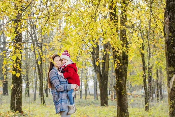 Šťastná Matka Dcera Podzimním Parku — Stock fotografie