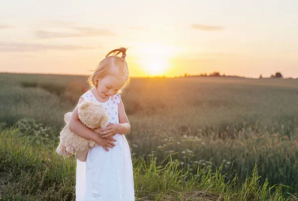 Little Girl Teddy Bear Road Sunset — Stock Photo, Image