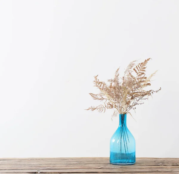 Fiori Secchi Vaso Vetro Blu Tavolo Legno Sfondo Bianco — Foto Stock
