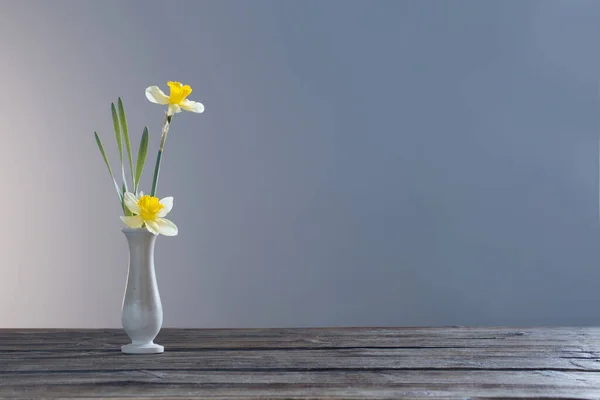 Narcisse Jaune Vase Sur Table Bois Sur Fond Sombre — Photo