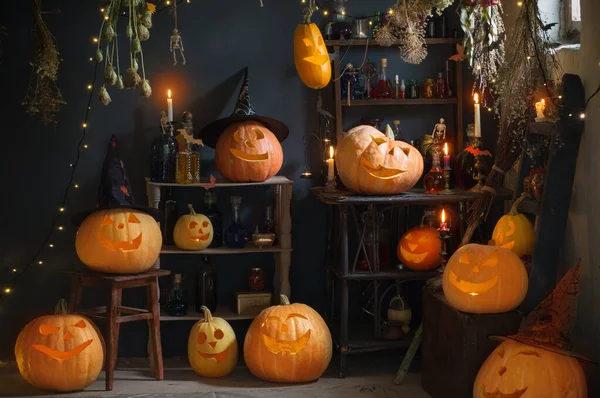 Halloween Pumpor Med Ljus Och Brinnande Ljus Och Magiska Drycker — Stockfoto