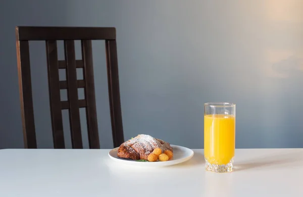 Croissant Con Zumo Naranja Sobre Mesa Blanca — Foto de Stock