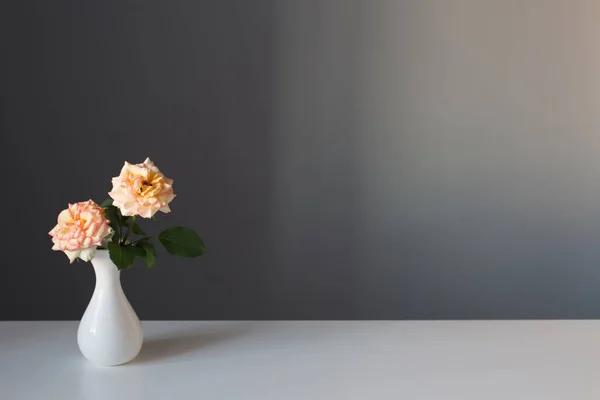 Due Rose Vaso Bianco Sfondo Grigio — Foto Stock