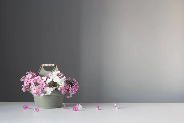 Flores Verano Jarrón Retro Sobre Mesa Blanca Sobre Fondo Gris —  Fotos de Stock