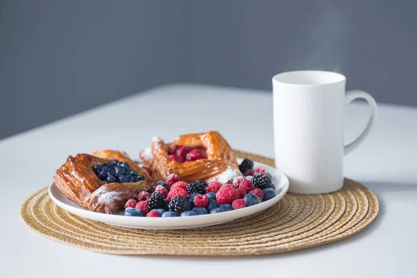 Danés Con Frambuesas Arándanos Con Taza Sobre Mesa Blanca — Foto de Stock