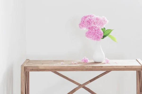 Hortensias Rosadas Jarrón Blanco Estante Madera Sobre Pared Blanca Fondo — Foto de Stock