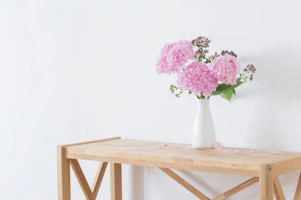 Hortensias Rosadas Jarrón Blanco Estante Madera Sobre Pared Blanca Fondo — Foto de Stock