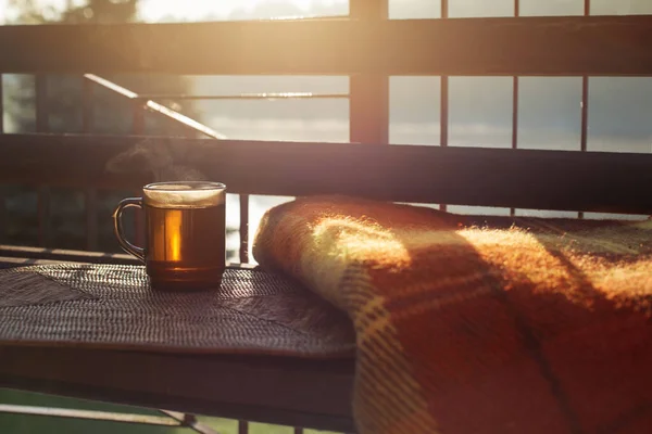 木のベンチの屋外で暖かいお茶を飲みながら — ストック写真