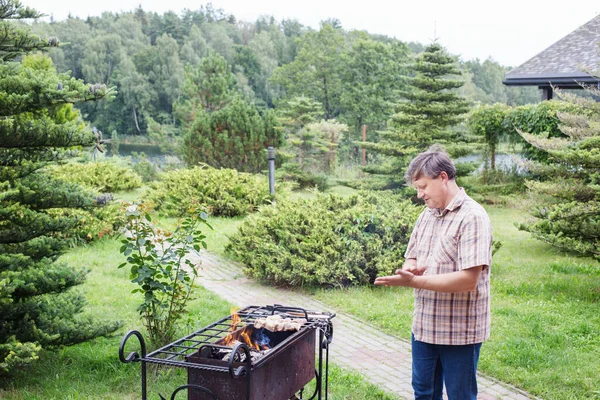 Homme Est Griller Dans Jardin Été — Photo