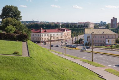 Grodno, Belarus - 7 Ağustos 2021: Grodno caddesi manzaralı arabalar ve insanlar