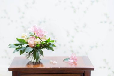 Şarabın içindeki cam vazoda narin bir buket.