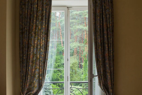 Ventana Blanca Con Vista Sobre Madera Verde —  Fotos de Stock