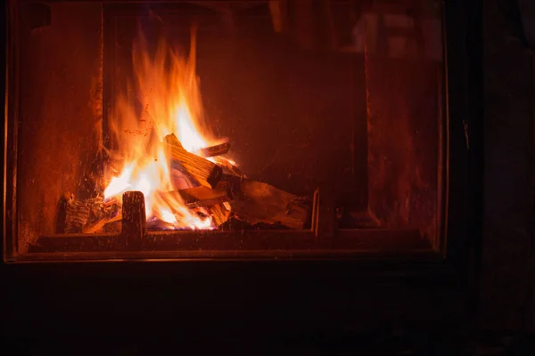 Cheminée Sombre Avec Bois Brûlant — Photo