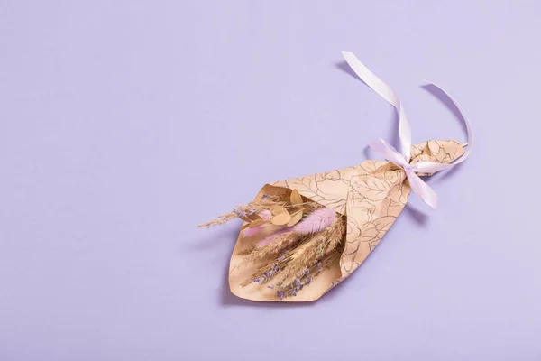 Strauß Getrockneter Blumen Bastelpapier Auf Fliederfarbenem Hintergrund — Stockfoto