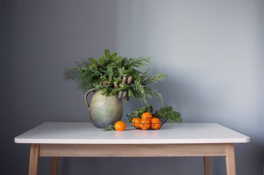 Gri arkaplanlı mandalinalı yeni yıl dekoru