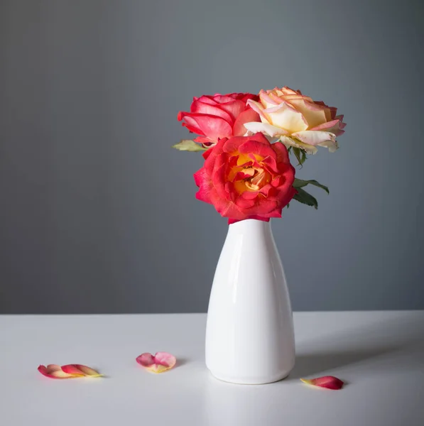 Rosas Jarrón Vidrio Sobre Fondo Gris —  Fotos de Stock