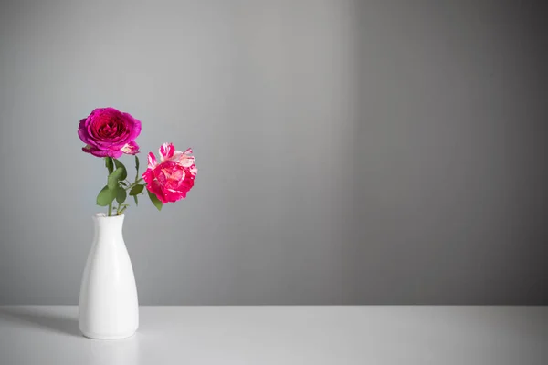 Zwei Rosen Der Vase Auf Grauem Hintergrund — Stockfoto