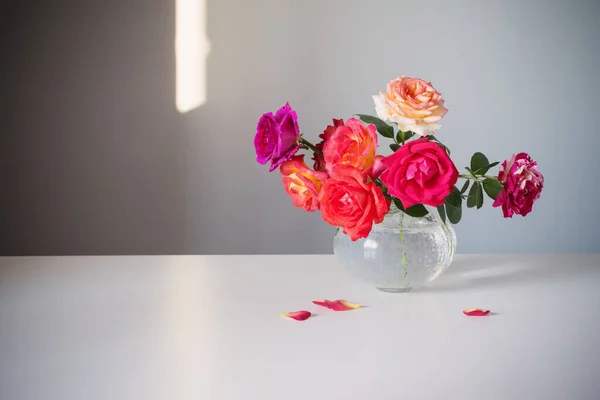 Róże Szklanym Wazonie Szarym Tle — Zdjęcie stockowe