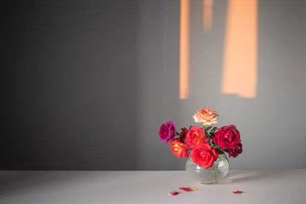 灰色背景玻璃瓶中的玫瑰 — 图库照片