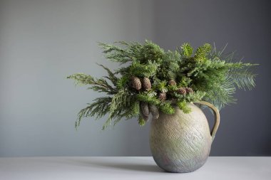 Arka plandaki eski seramik sürahide doğal bir buket