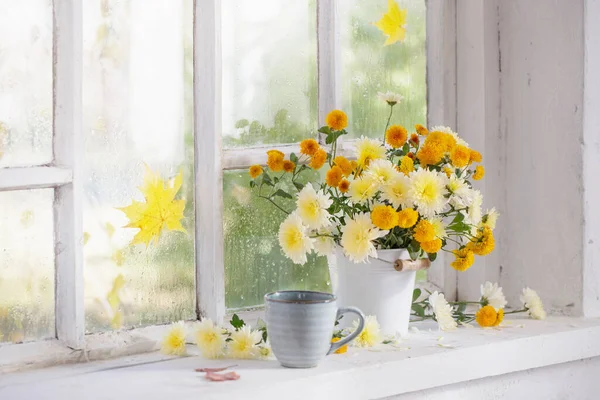 秋天在窗台上花瓶里的菊花 — 图库照片